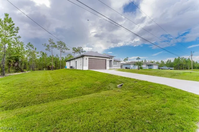 a view of house with garden