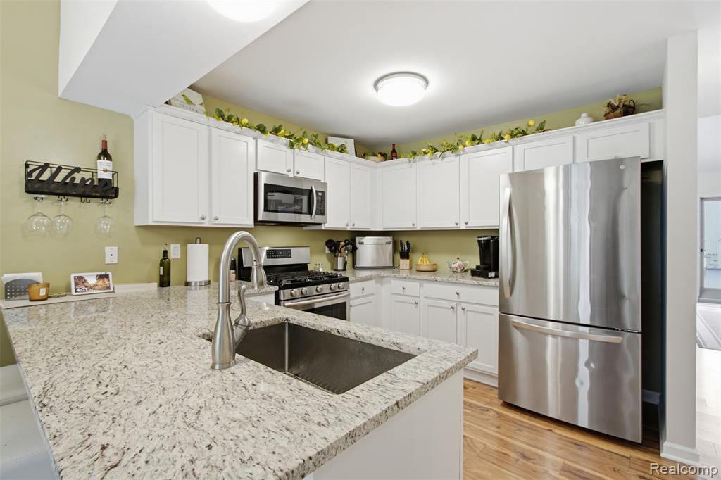 2585 South Commerce Road Wolverine Lake, MI 48390 - Photo 7 of 24