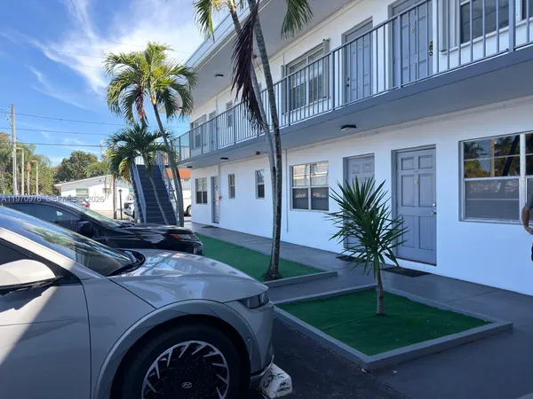 $1,500 | 30 Southeast 4th Avenue, Unit 103, Hallandale Beach, FL 33009