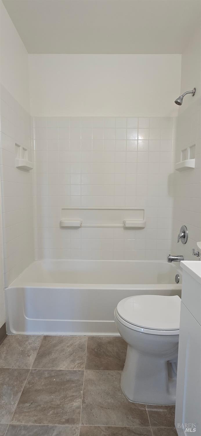 1567 Alamo Drive, Unit 19 Vacaville, CA 95687 - Photo 6 of 7 a bathroom with a toilet and a bathtub