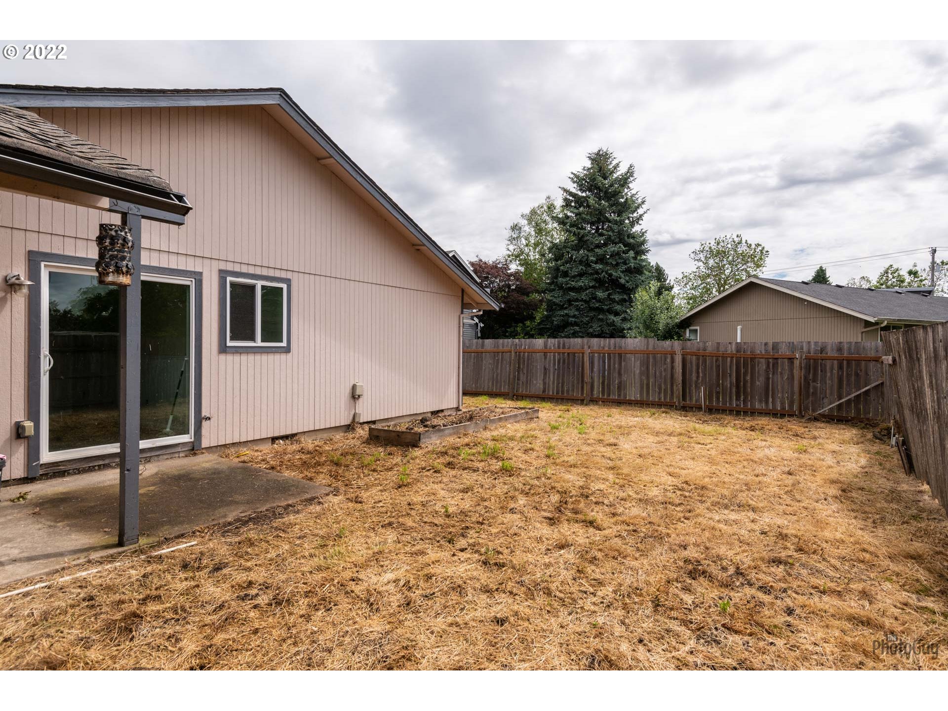 529 Sandstone Way Eugene, OR 97402 - Photo 18 of 19 a backyard of a house
