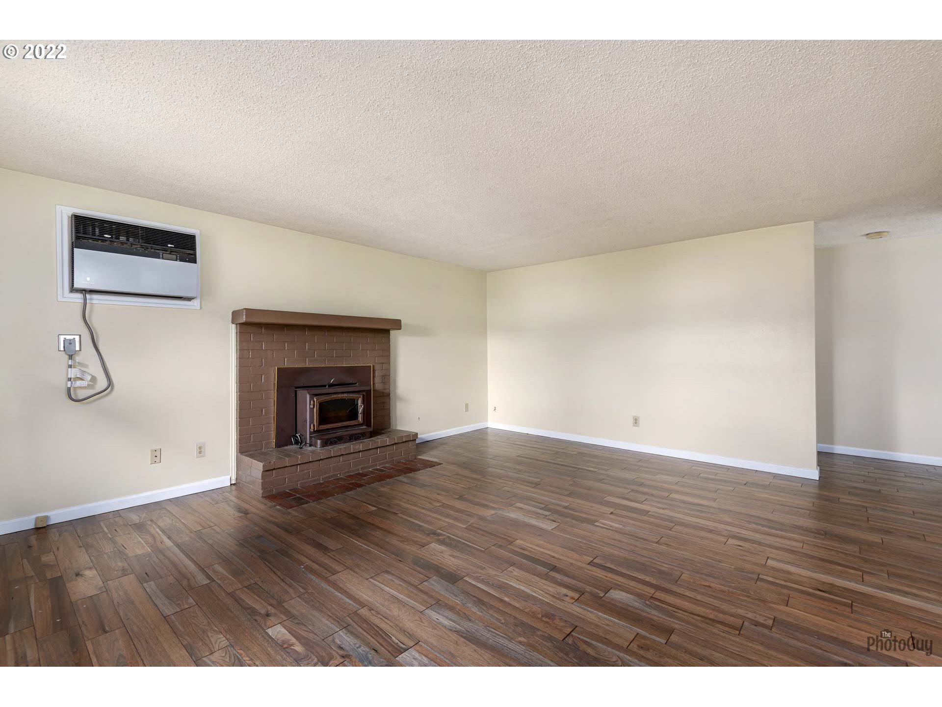 529 Sandstone Way Eugene, OR 97402 - Photo 4 of 19 a view of an empty room and wooden floor