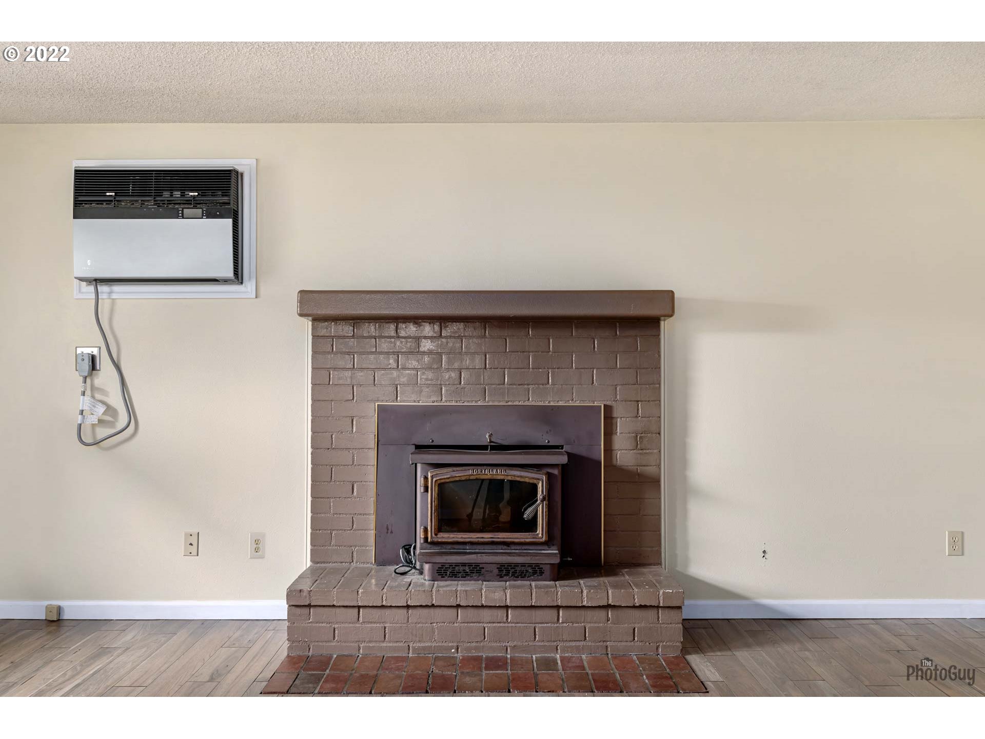529 Sandstone Way Eugene, OR 97402 - Photo 5 of 19 a living room with a fireplace