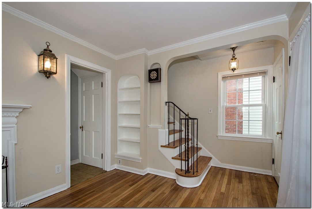 3695 Strathavon Road Cleveland, OH 44120 - Photo 4 of 32