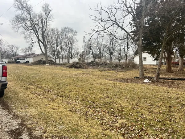 a view of a yard with a house