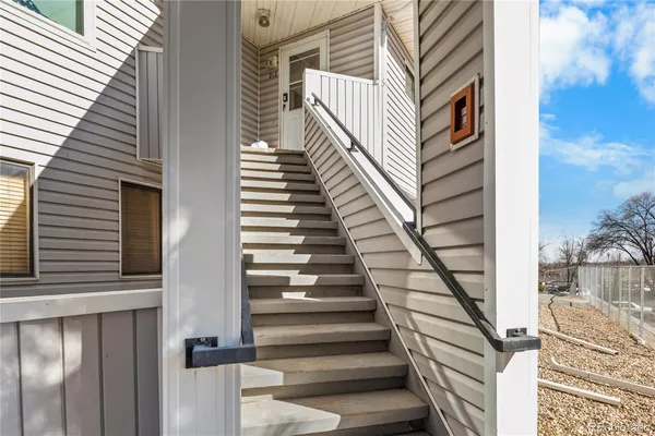 a view of entryway with a front door