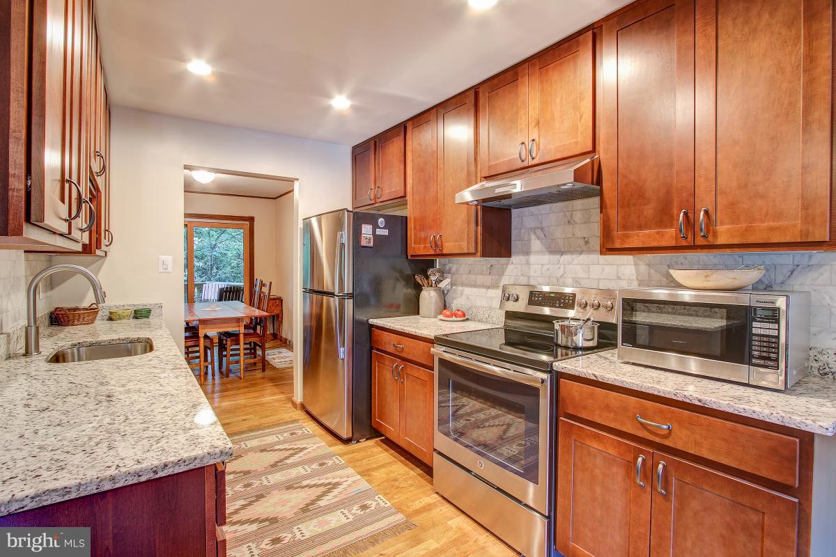2170 Glencourse Lane Reston, VA 20191 - Photo 10 of 29 Granite counters, marble backsplash, stainless