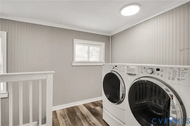 a view of a bedroom with washer and dryer