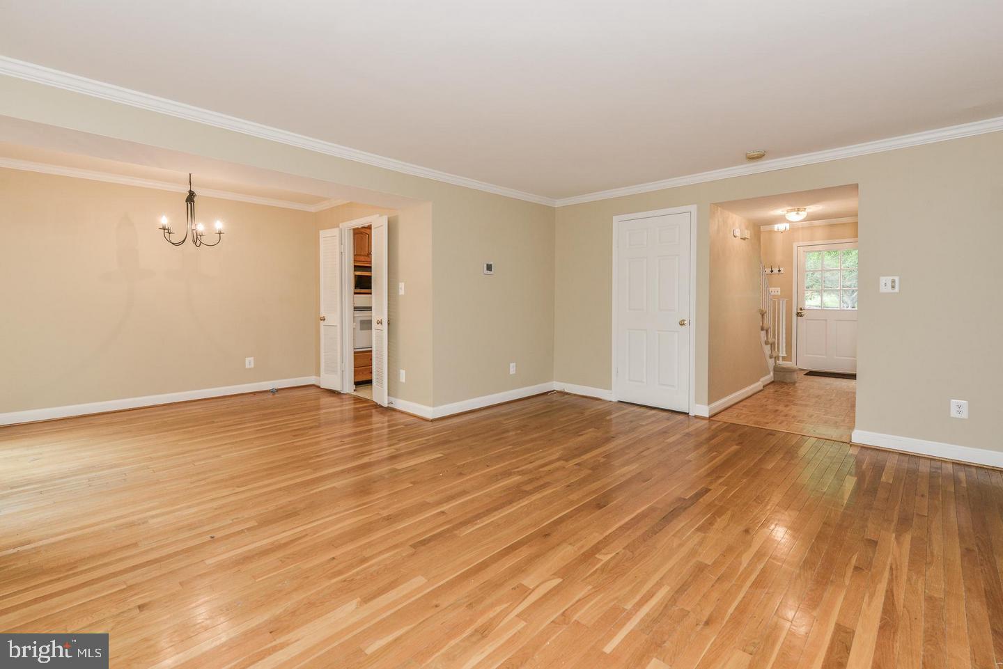 1860 Golf View Court Reston, VA 20190 - Photo 10 of 30 Gallery Image 10