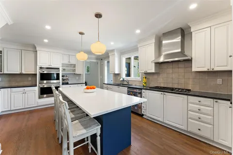 $1,925,000 | 10 Cambridge Court, Larchmont, NY 10538