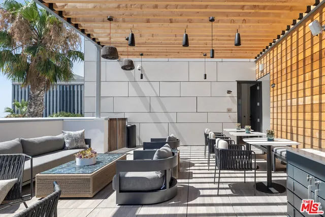 $3,499 | 3223 Wilshire Boulevard, Unit 214, Santa Monica, CA 90403