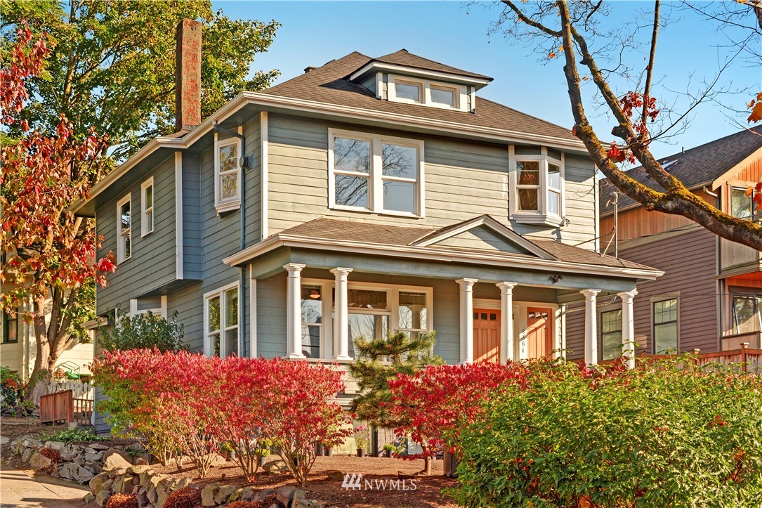 834 15th Avenue Seattle, WA 98122 - Photo 2 of 23 front view of a house with a yard