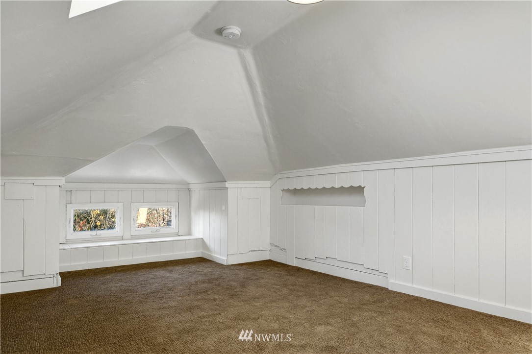 834 15th Avenue Seattle, WA 98122 - Photo 19 of 23 an empty room with windows
