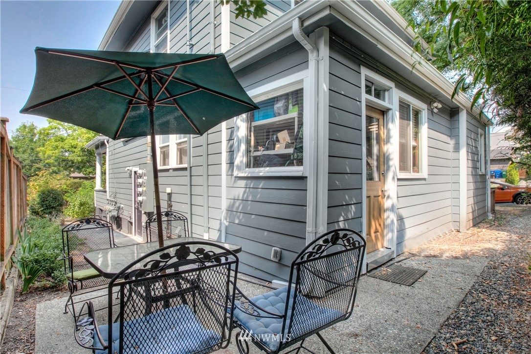 834 15th Avenue Seattle, WA 98122 - Photo 23 of 23 a view of chair and tables in the patio