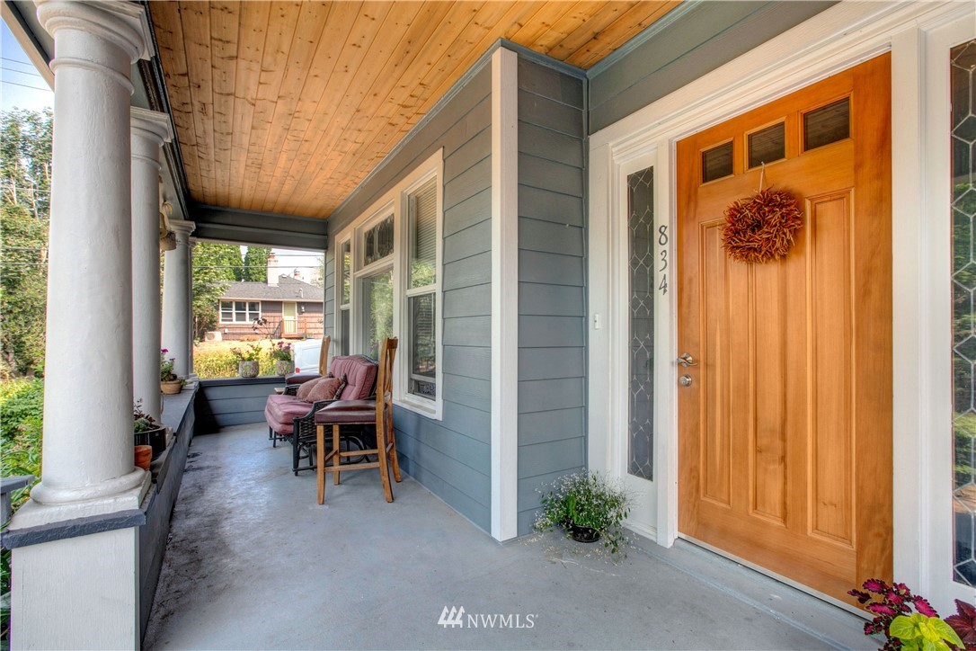 834 15th Avenue Seattle, WA 98122 - Photo 4 of 23 a view of two chairs in the balcony
