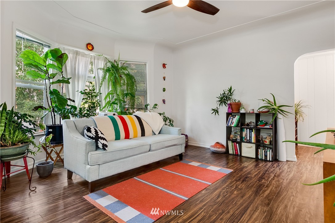 834 15th Avenue Seattle, WA 98122 - Photo 6 of 23 a living room with furniture and a potted plant