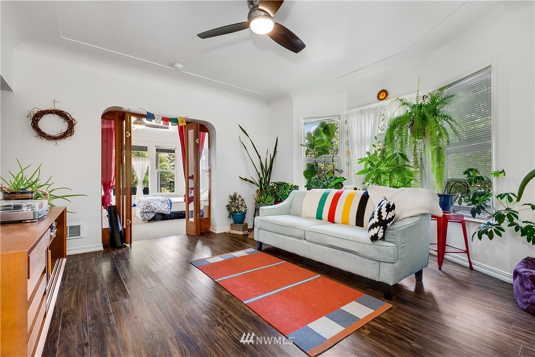 834 15th Avenue Seattle, WA 98122 - Photo 7 of 23 a living room with furniture and a potted plant