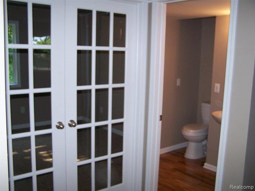 5200 Pelton Road Clarkston, MI 48346 - Photo 19 of 25 Entry level bedroom and bath.JPG