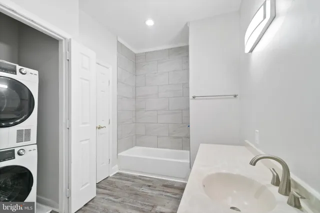 a view of a house with backyard