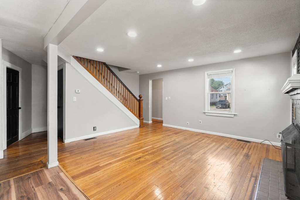 35 Merrimac Avenue Springfield, MA 01104 - Photo 7 of 23