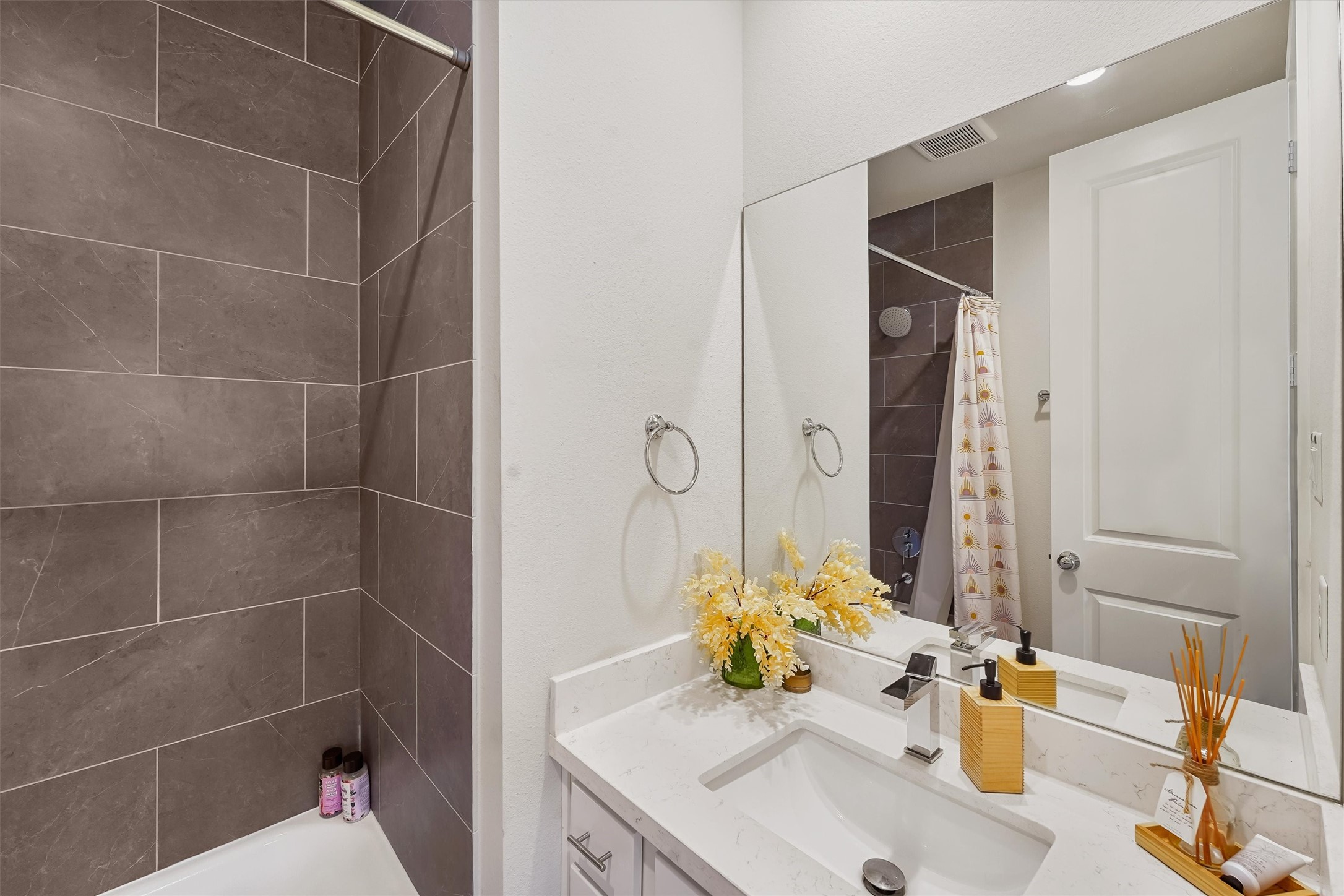 5209 Allen Street, Unit I Houston, TX 77007 - Photo 5 of 19 First floor - room 1 private bathroom