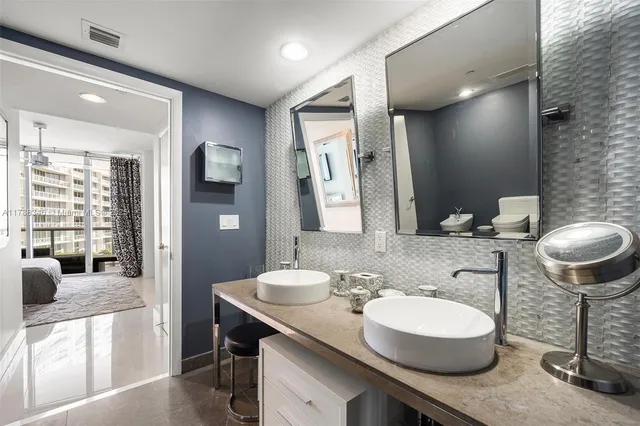 $5,500 | 495 Brickell Avenue, Unit 1704, Miami, FL 33131