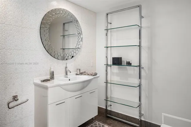 $5,500 | 495 Brickell Avenue, Unit 1704, Miami, FL 33131