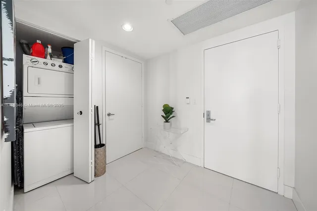 $5,500 | 495 Brickell Avenue, Unit 1704, Miami, FL 33131