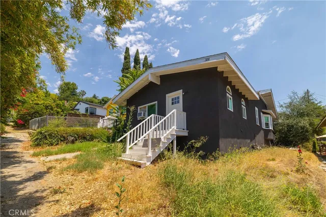 a view of a house with a yard