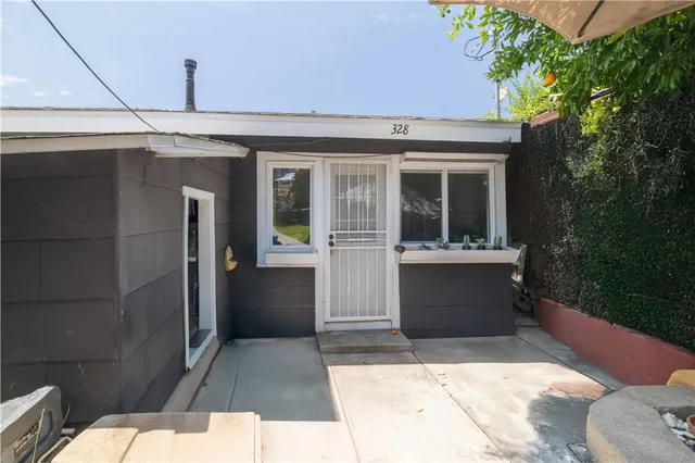 a view of entryway of the house