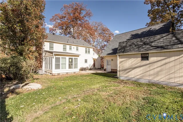a view of a house with a yard