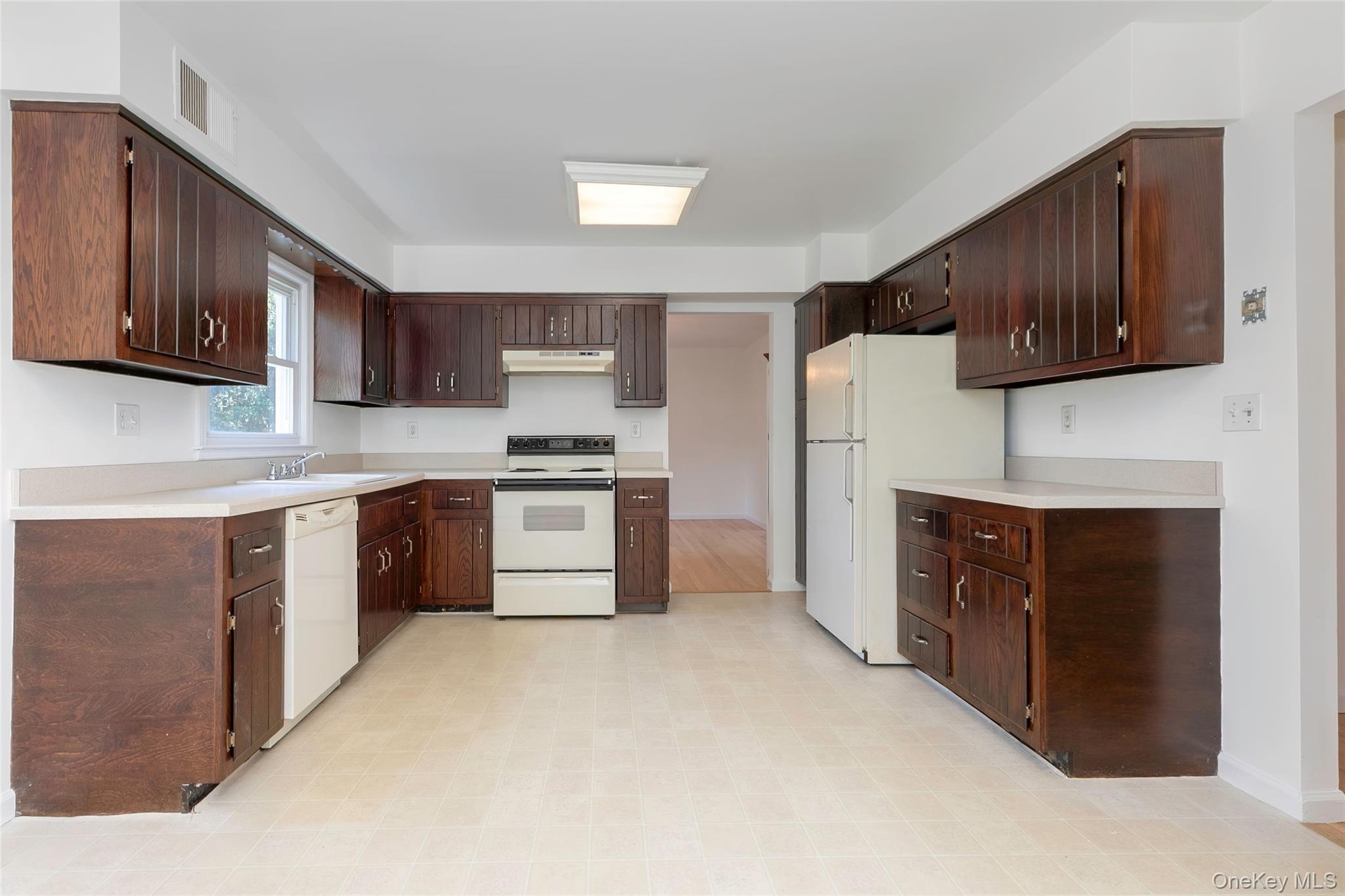 48 Clinton Avenue Rye, NY 10580 - Photo 14 of 36 Eat-in-Kitchen