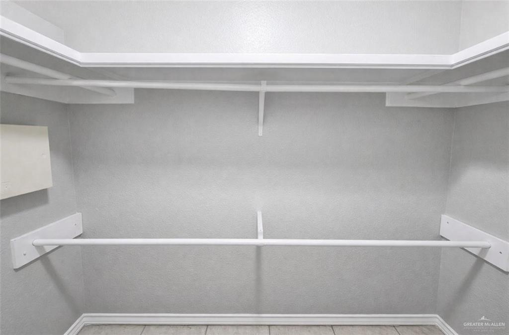 2115 East 29th Street Mission, TX 78574 - Photo 15 of 18 a bathroom with a bathtub