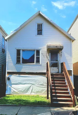 a house view with a backyard space
