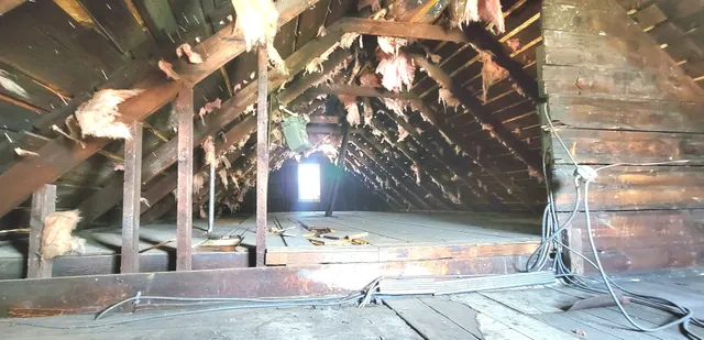 a view of the outside of the house