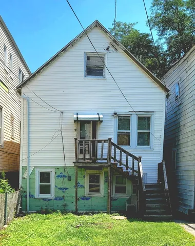 a view of a yard in front of house