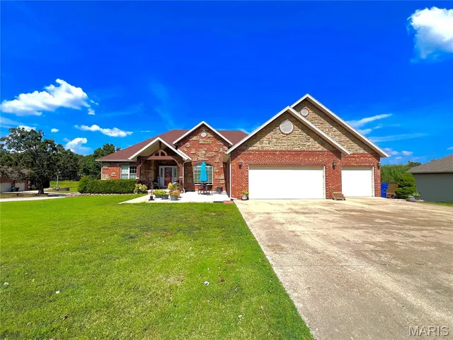 $369,900 | 2824 Boardwalk Drive, Lebanon, MO 65536
