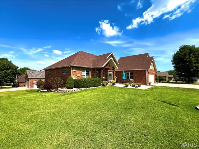 $369,900 | 2824 Boardwalk Drive, Lebanon, MO 65536