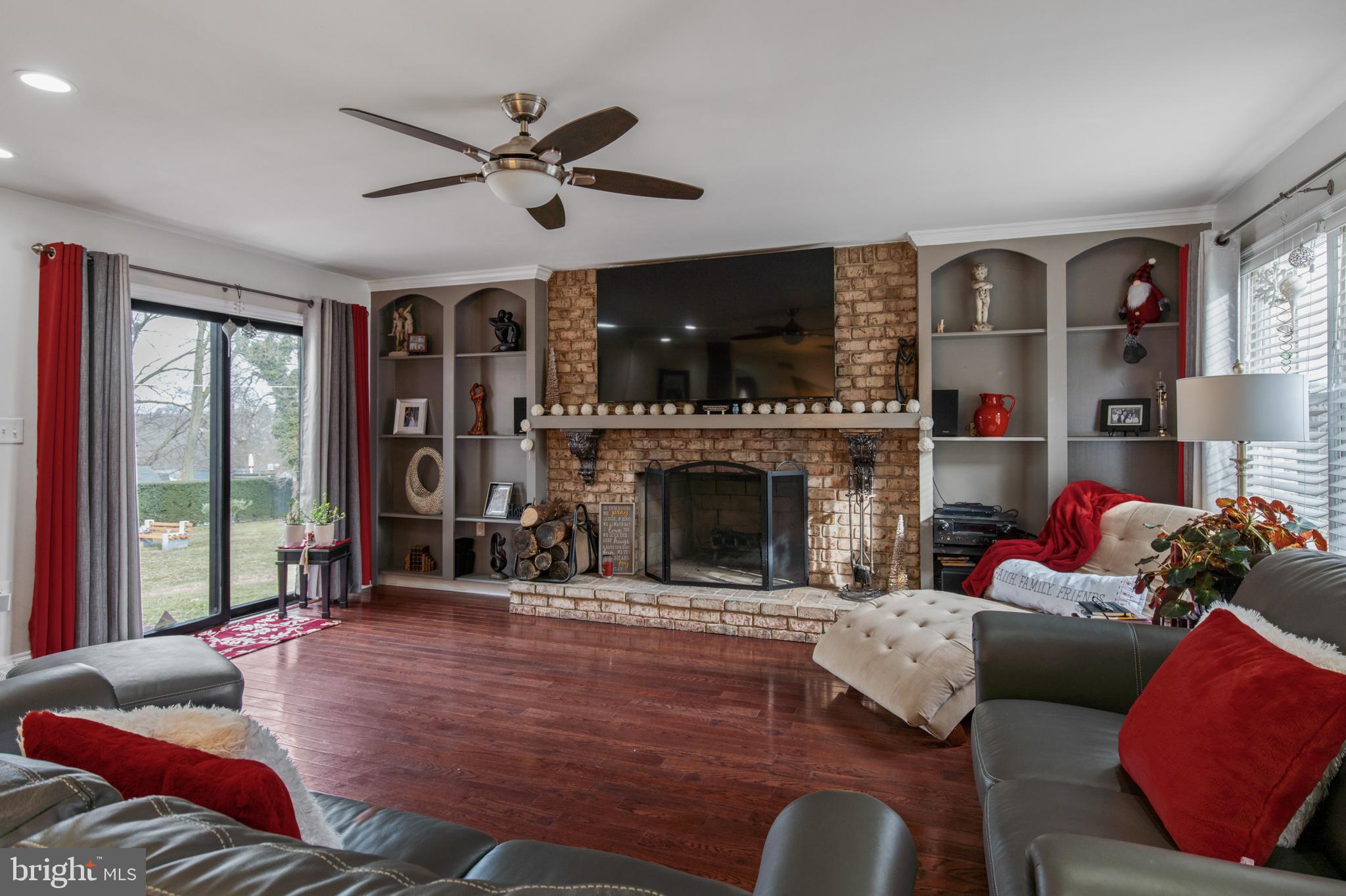 19 Riverside Avenue Lancaster, PA 17602 - Photo 8 of 26 Living Room