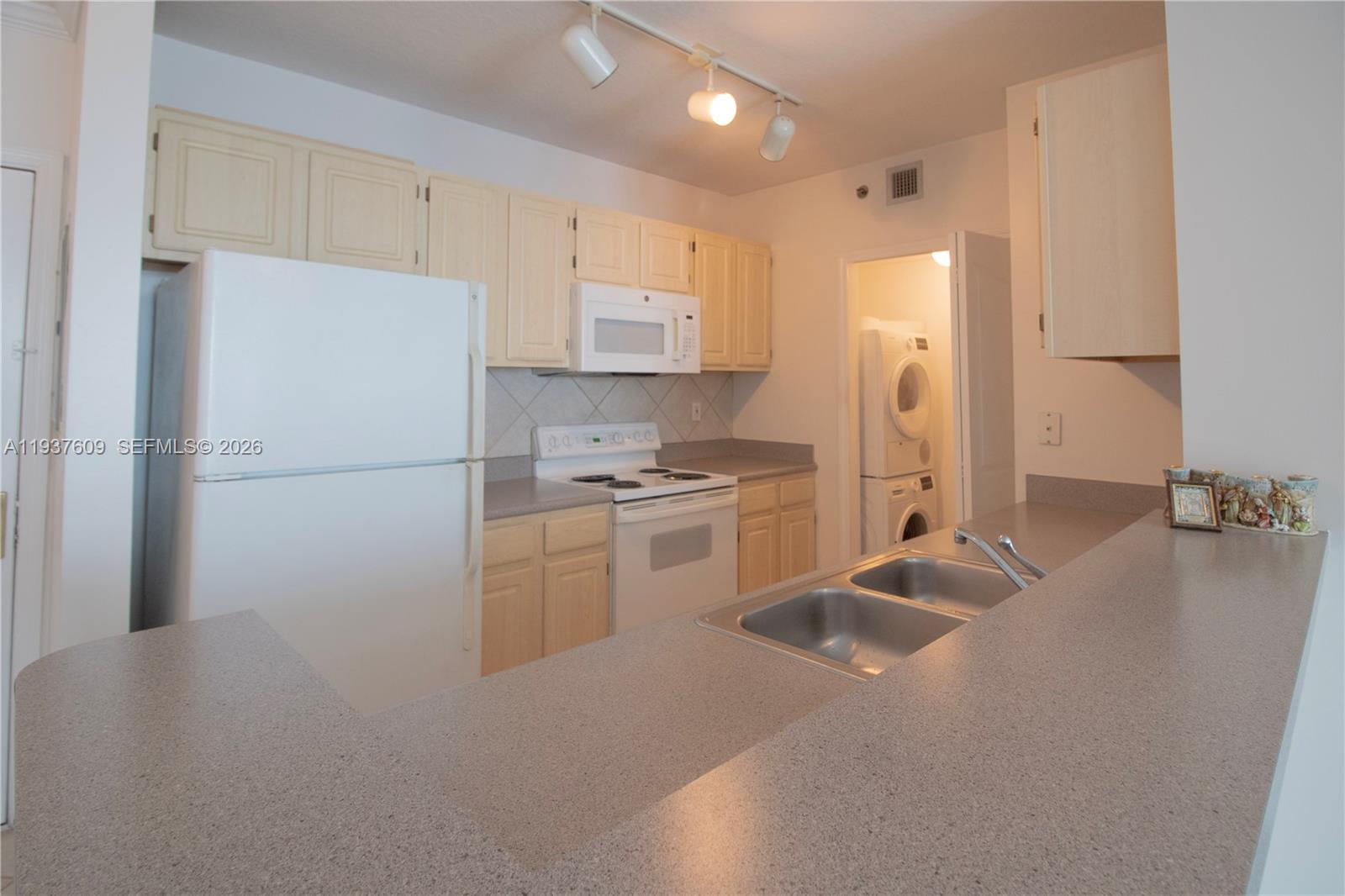 2665 Southwest 37th Avenue, Unit 808 Miami, FL 33133 - Photo 6 of 18