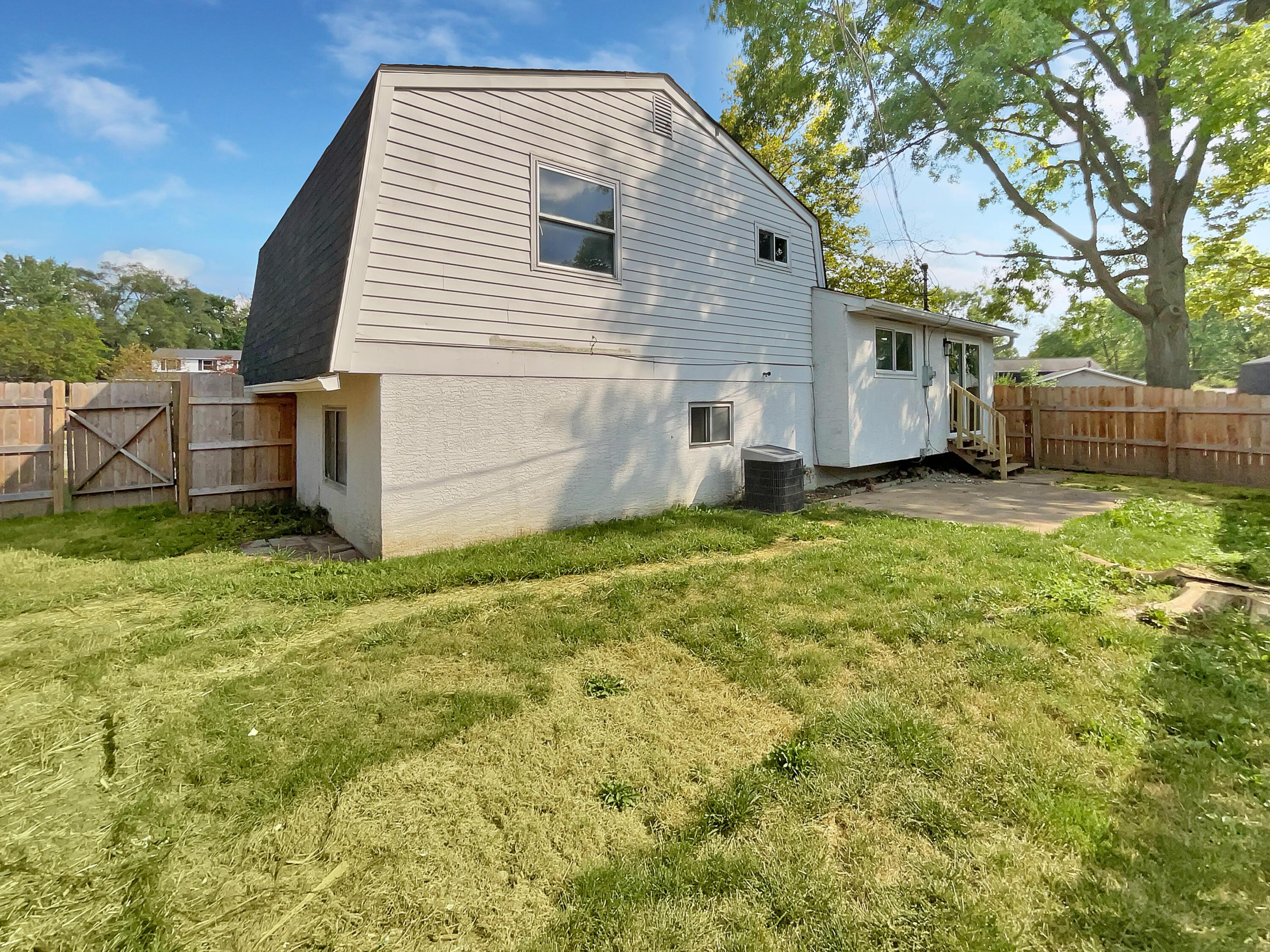 6325 Arnett Road Westerville, OH 43081 - Photo 5 of 21 photo_05