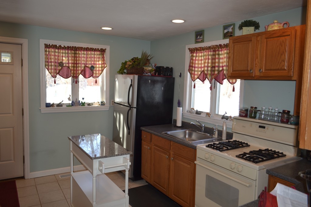 23 Abbott Road North Reading, MA 01864 - Photo 3 of 22 Gallery Image 3