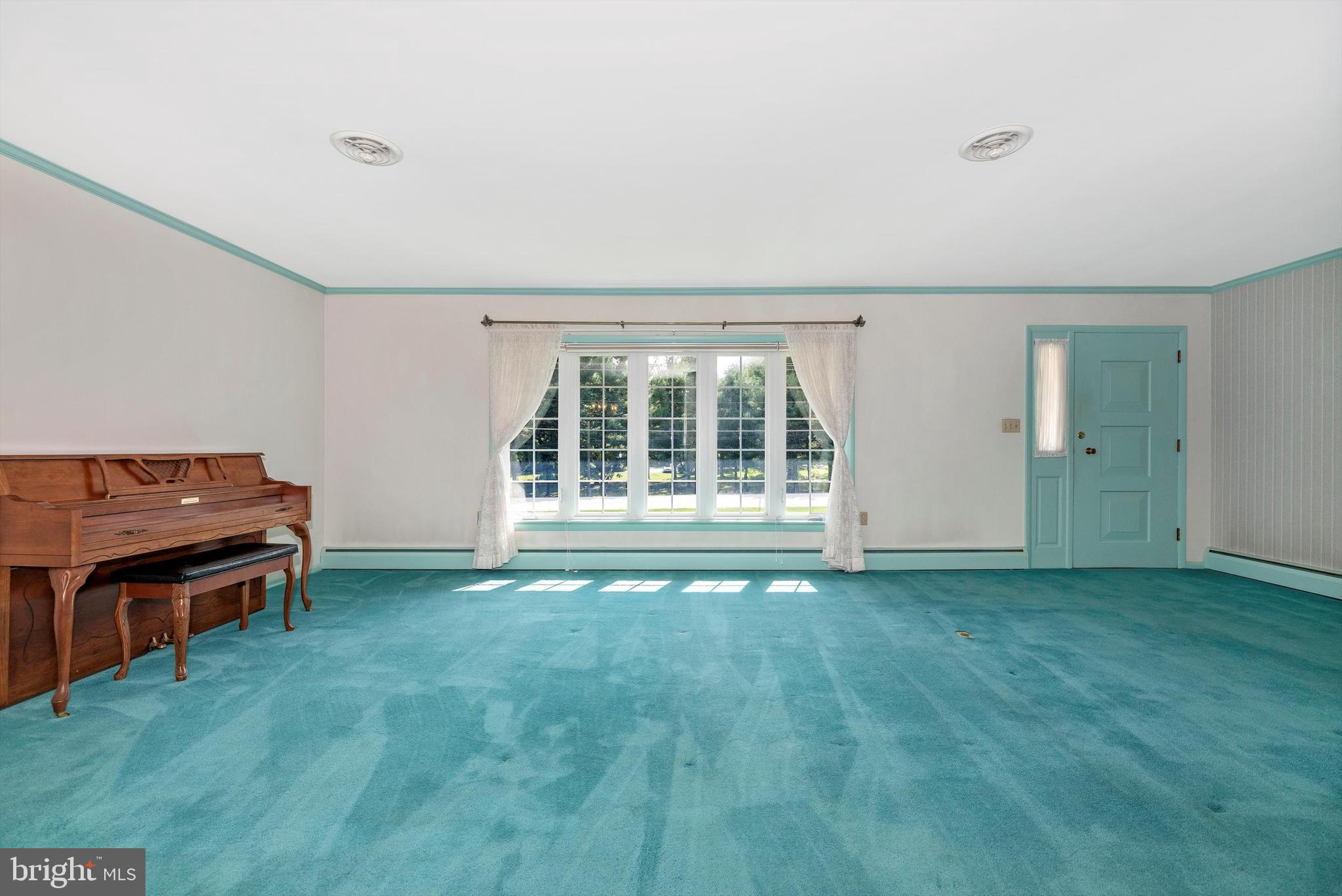 17524 Frederick Road Mount Airy, MD 21771 - Photo 15 of 38 Entrance/Living Room