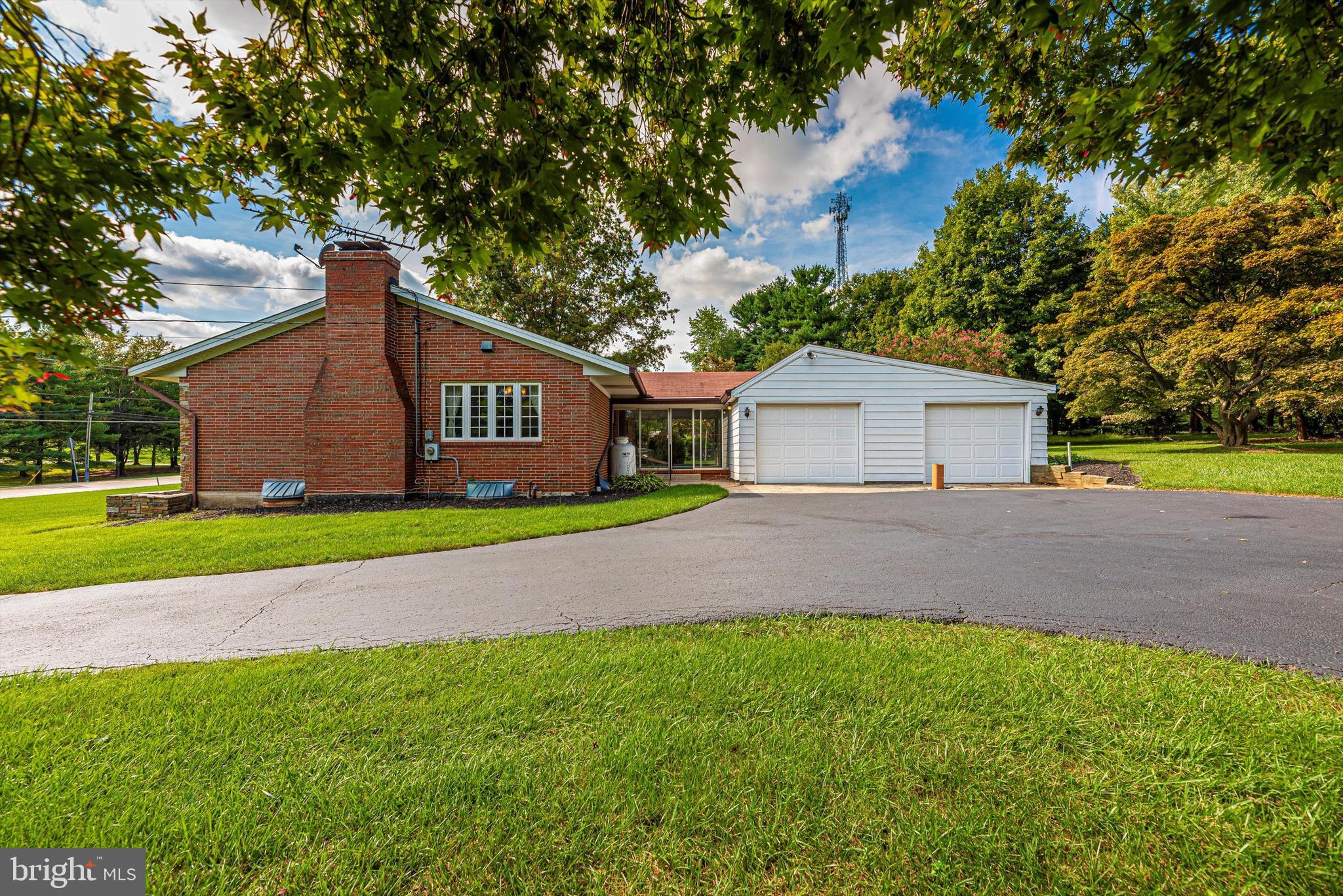 17524 Frederick Road Mount Airy, MD 21771 - Photo 7 of 38 Exterior side/garage
