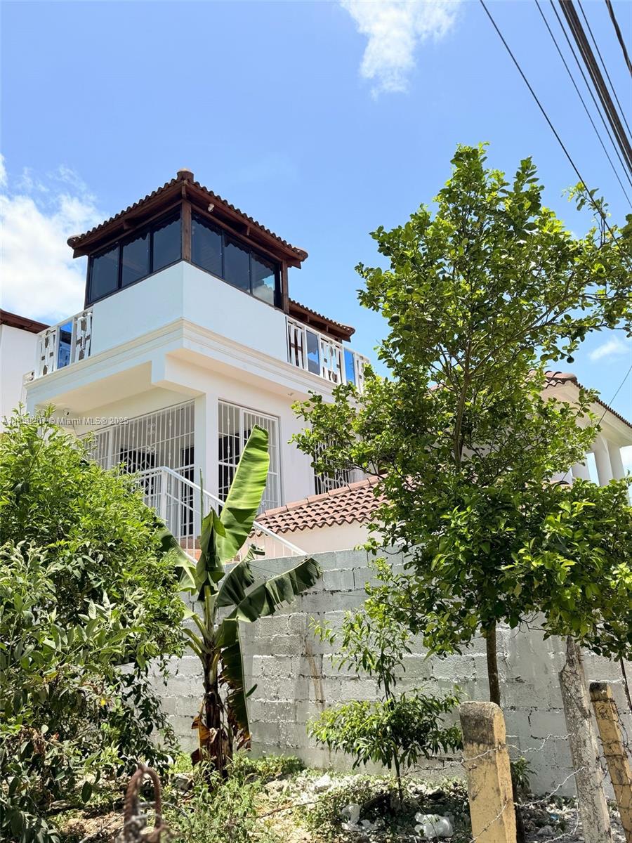 San Jose # 24 San Jose, Unit 24 24 San Jose, CA 95112 - Photo 6 of 13 a front view of a house with a yard