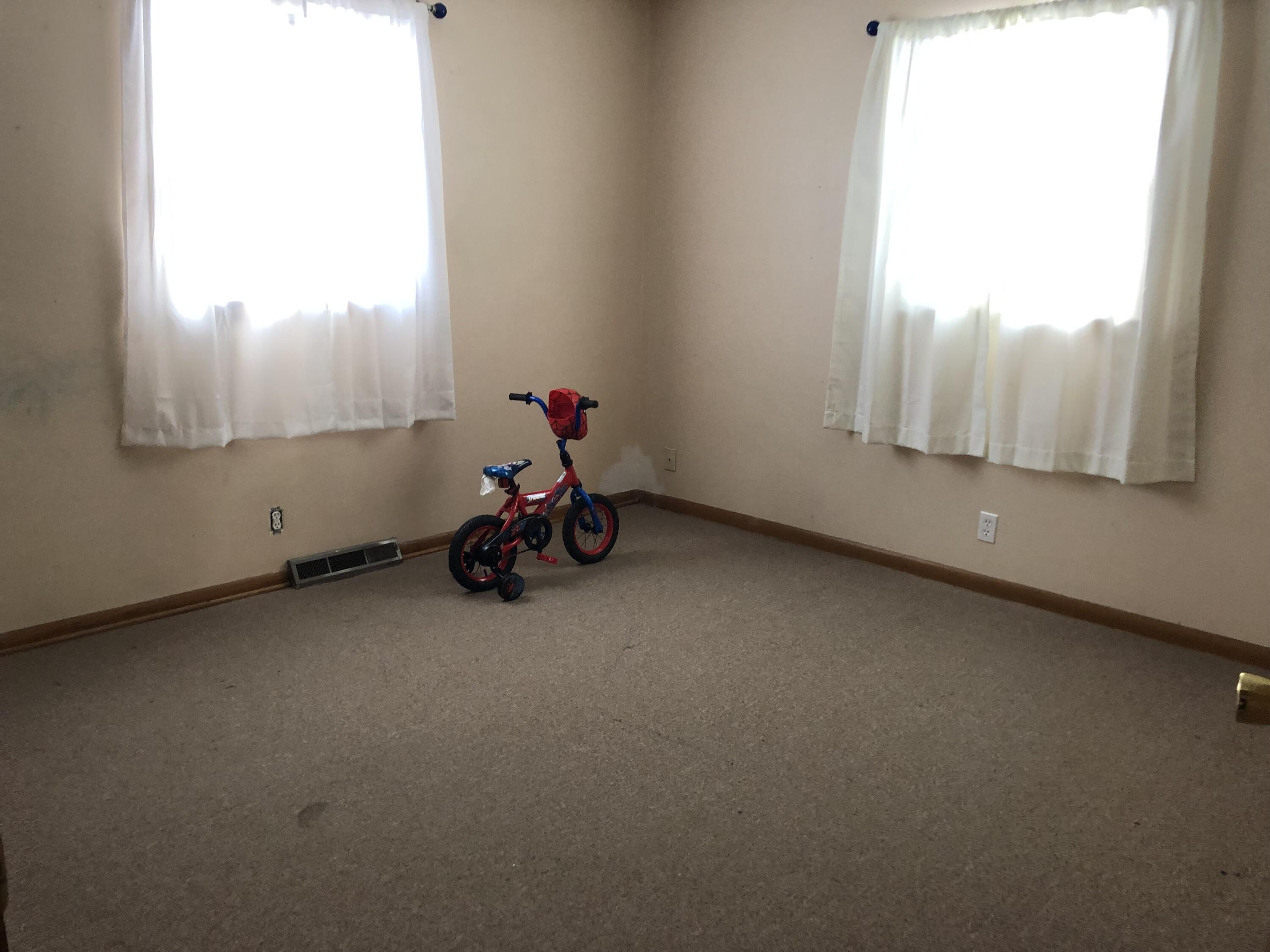 9703 West Kaul Avenue Milwaukee, WI 53225 - Photo 5 of 11 MASTER BEDROOM