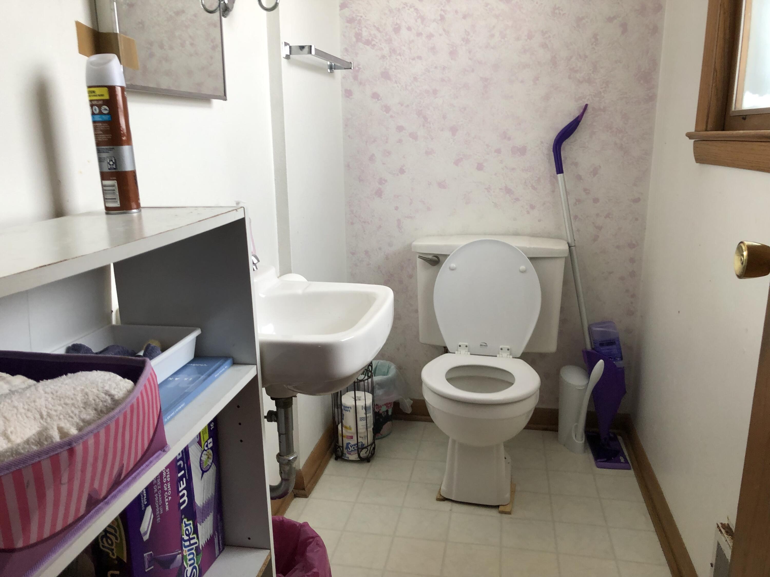 9703 West Kaul Avenue Milwaukee, WI 53225 - Photo 10 of 11 HALF BATH