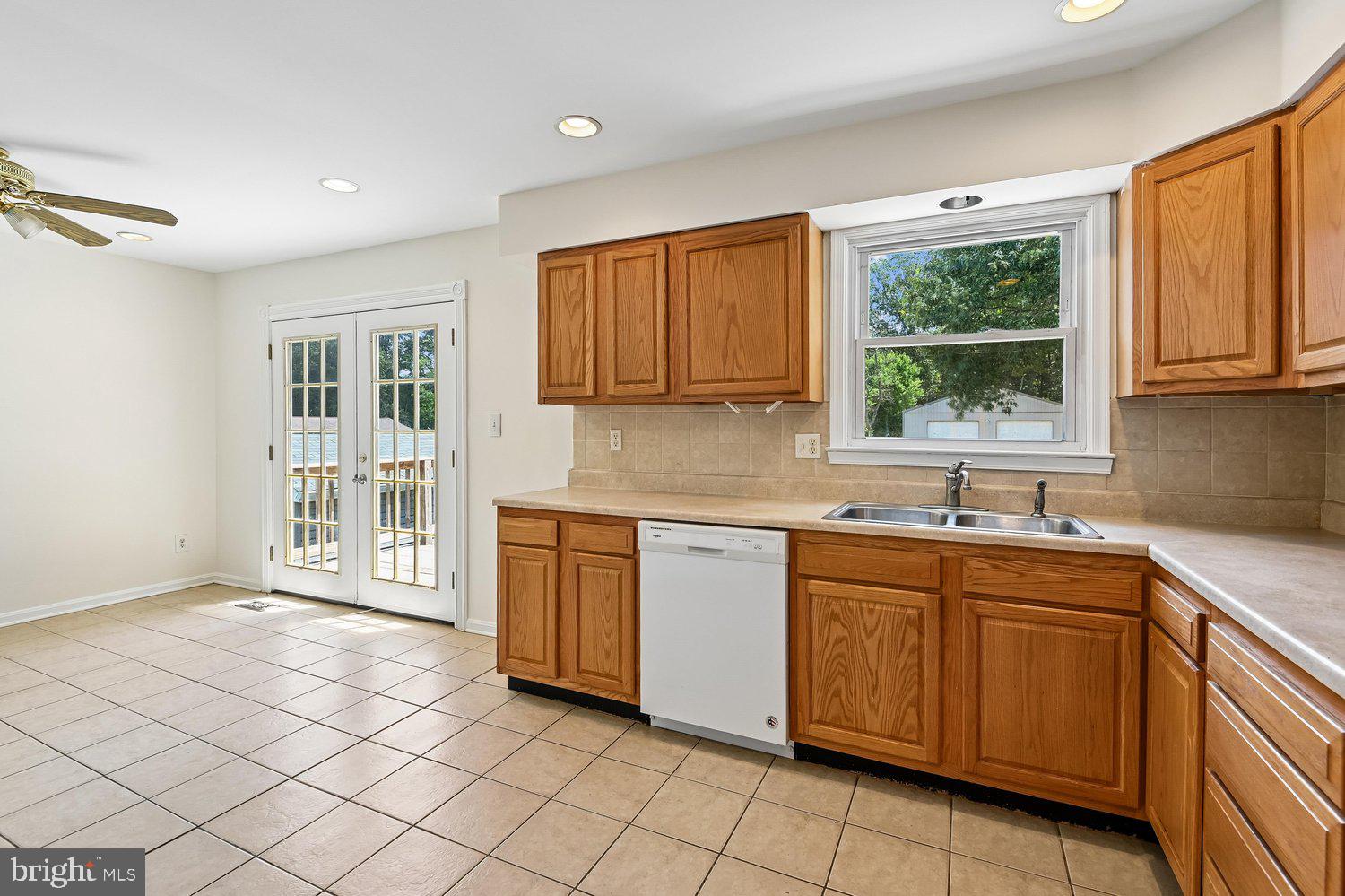 7879 Elizabeth Road Pasadena, MD 21122 - Photo 17 of 36 Kitchen