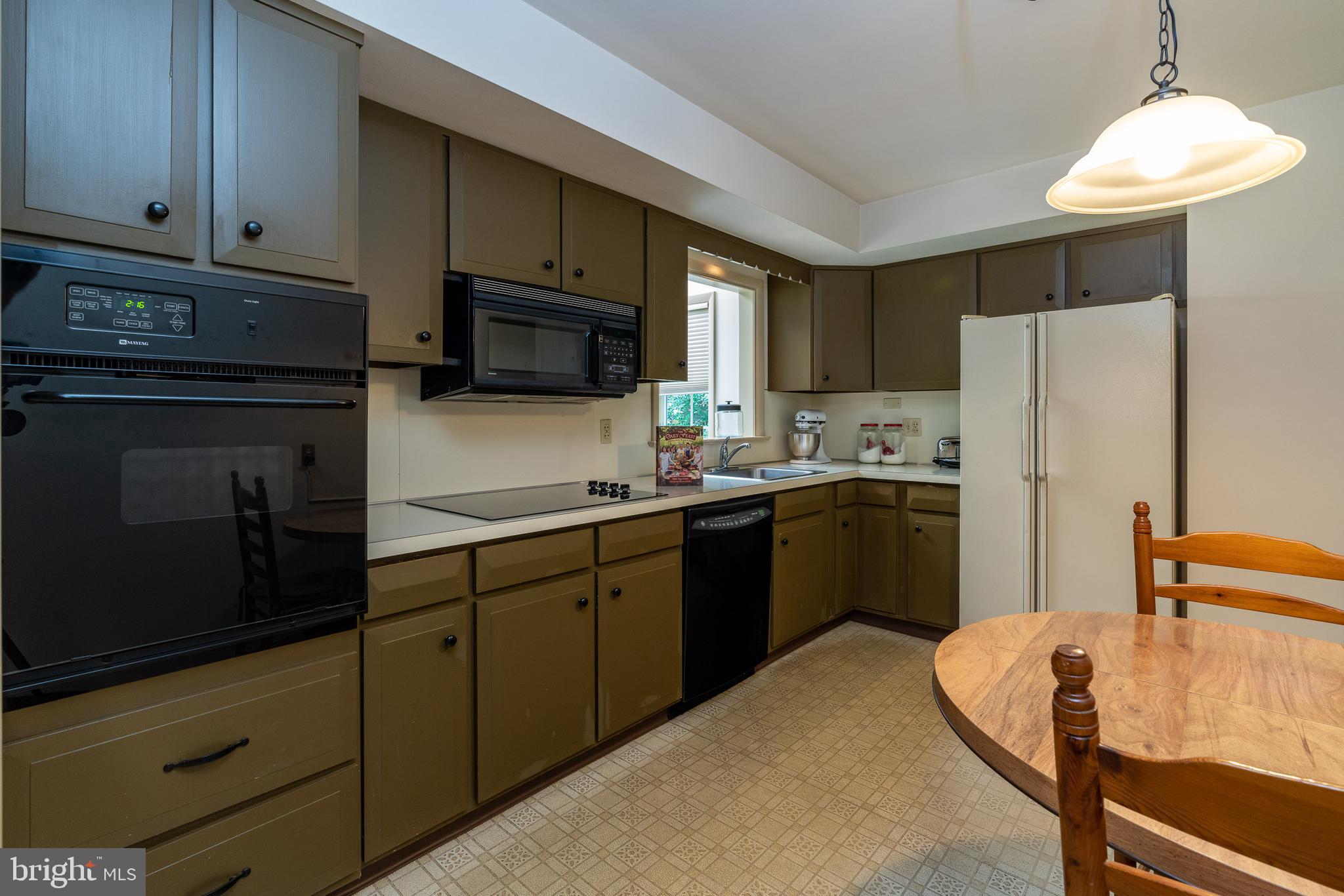 515 Lexington Road Lancaster, PA 17603 - Photo 17 of 35 Eat-in kitchen with refrigerator included