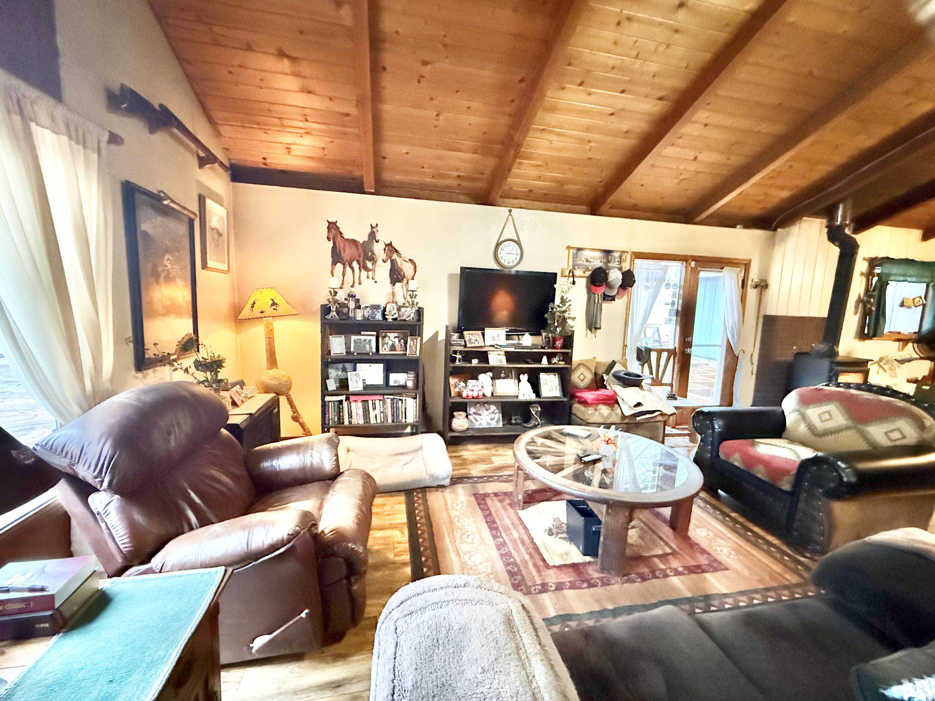 38965 Chiloquin Ridge Road Chiloquin, OR 97624 - Photo 32 of 59 a living room filled with furniture